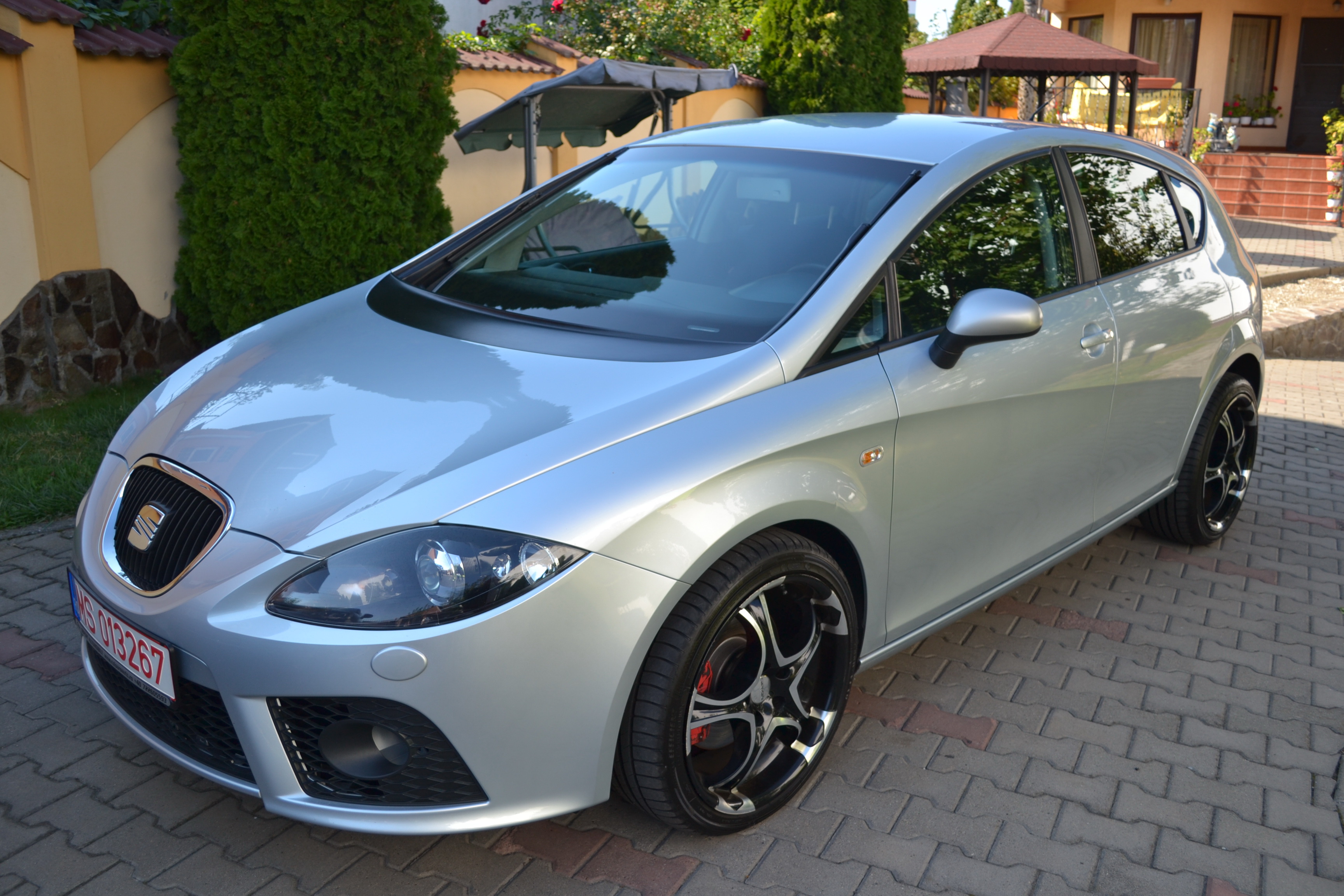 Seat LEON 2.0TDI FR!! BI-XENON!!!NAVIGATIE!!CLIMATRONIC!!JENTI ALU 18"!! Seat LEON 2.0TDI FR!! BI-XENON!!!NAVIGATIE!!CLIMATRONIC!!JENTI ALU 18"!!